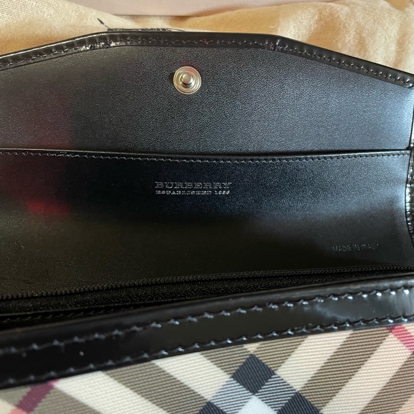 New! Burberry Nova Check and Patent wallet - Picture 4 of 10